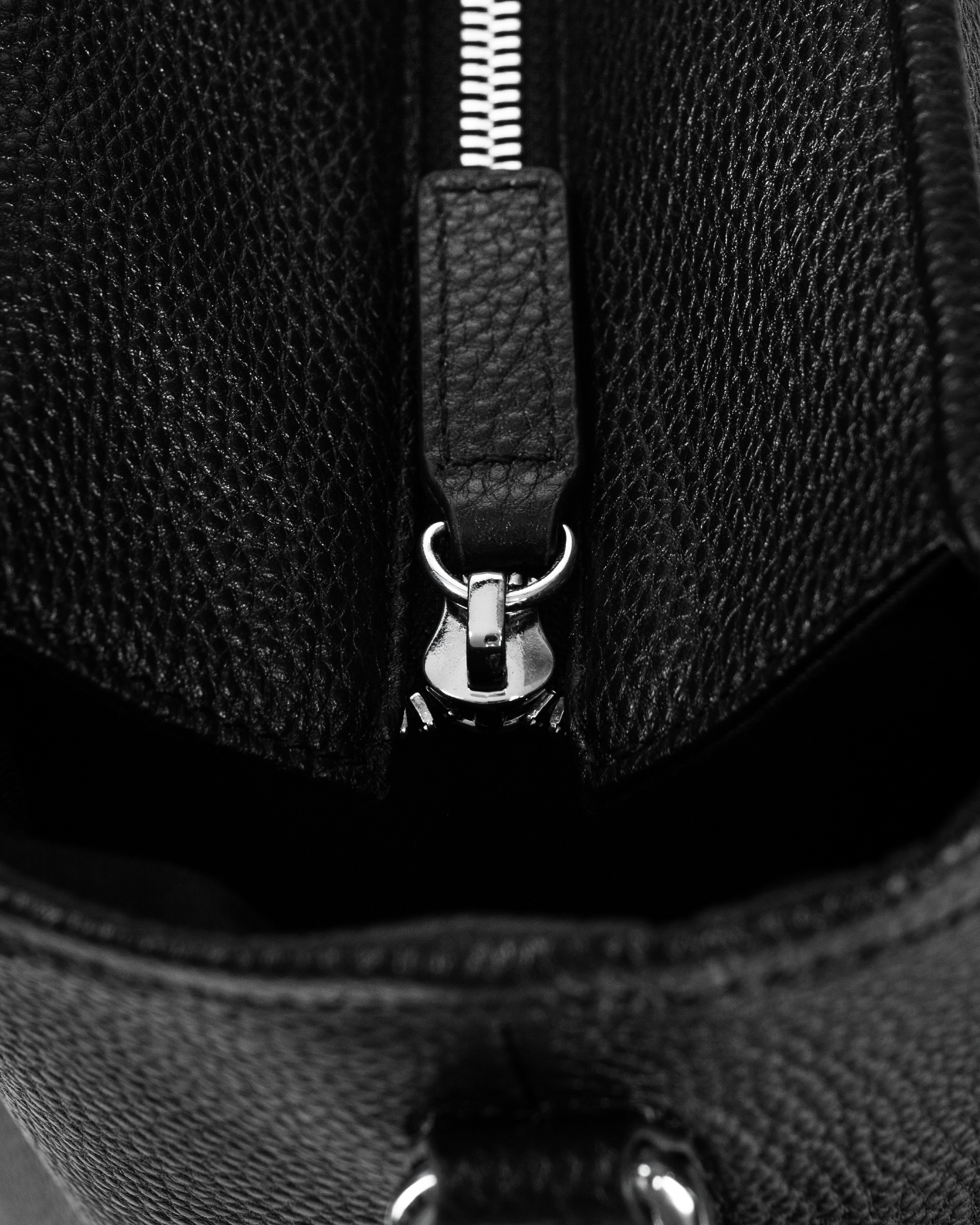 FW25 SIGNATURE LEATHER TOTE BAG - BLACK