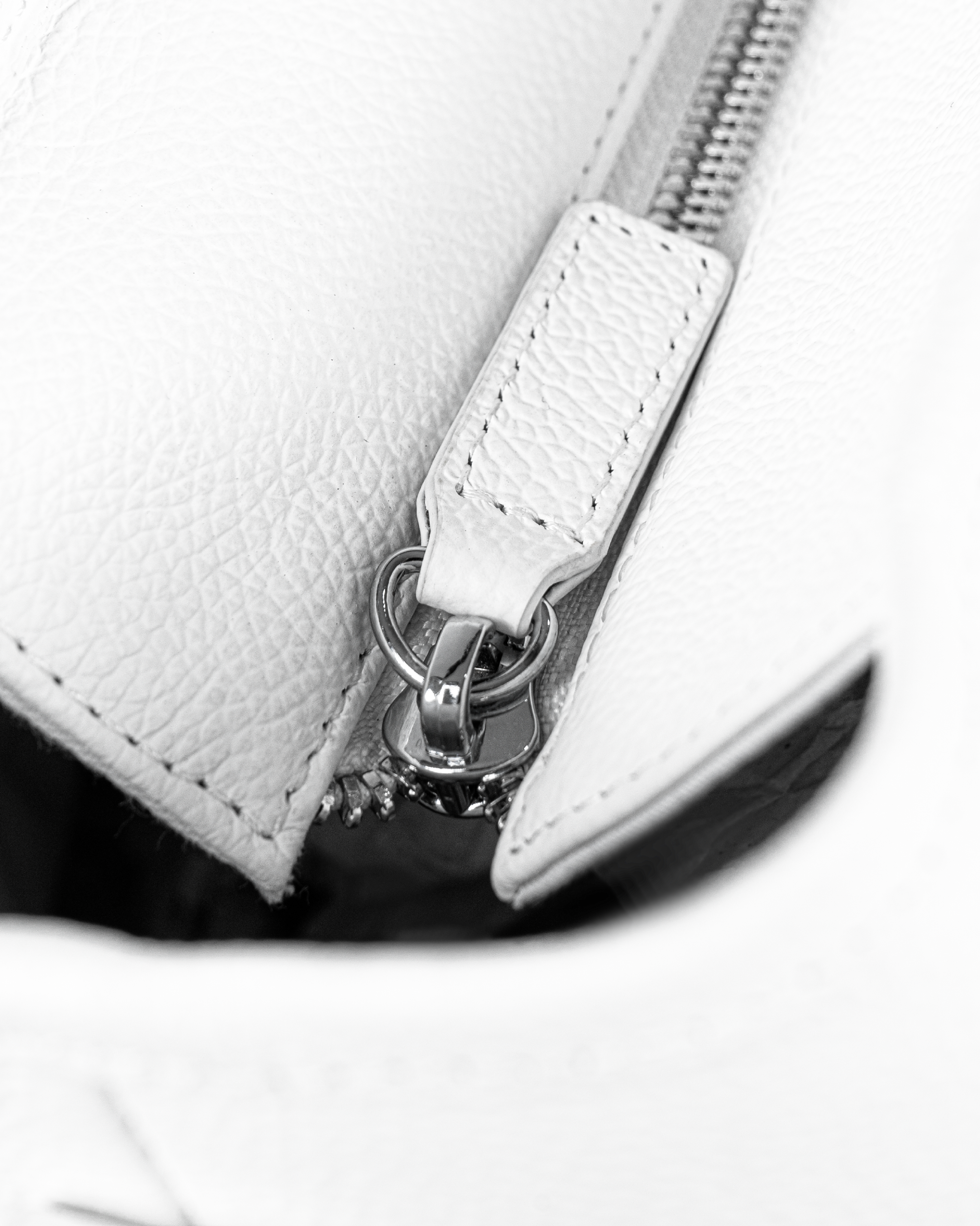 FW25 SIGNATURE LEATHER TOTE BAG - WHITE